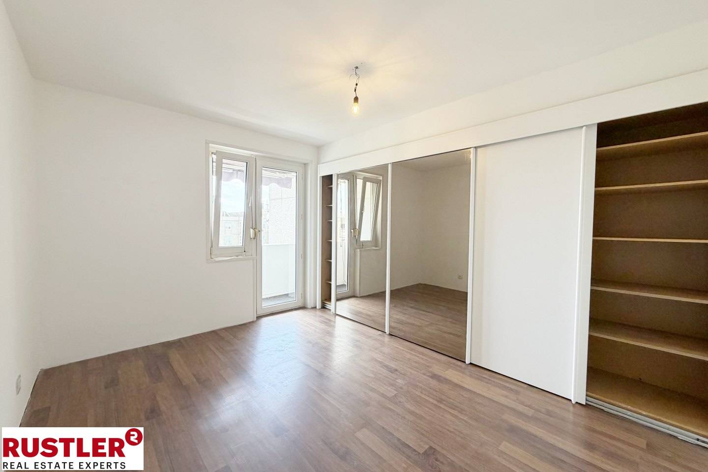 Lichtdurchflutete Dachgeschosswohnung mit Loggia und Lift