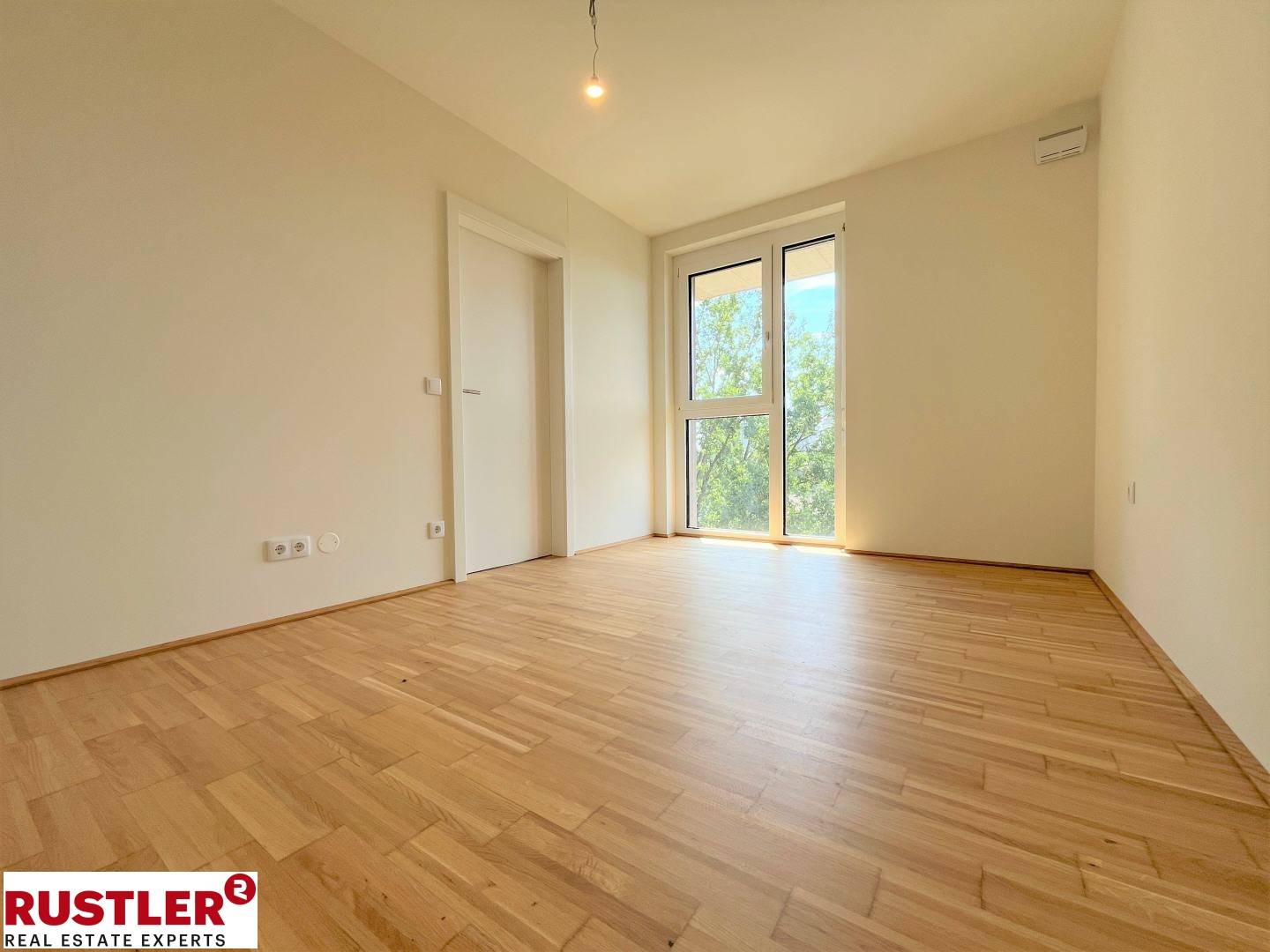 Helle Wohnung mit Balkon nahe Mur und Park