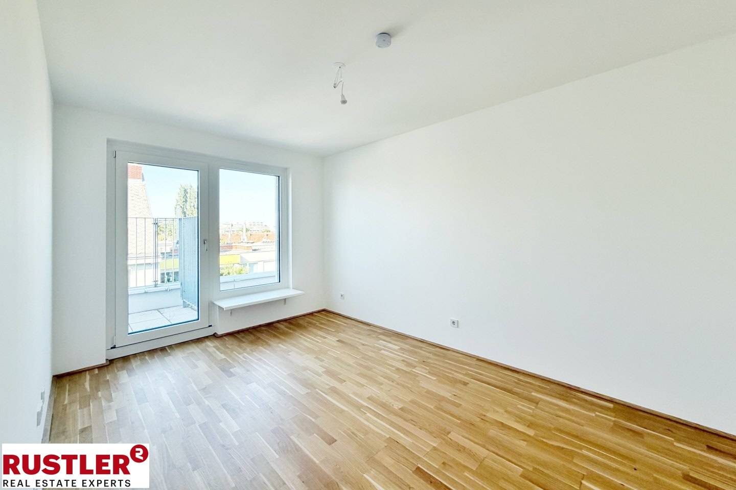 Bright Dachgeschosswohnung with terrace and green view