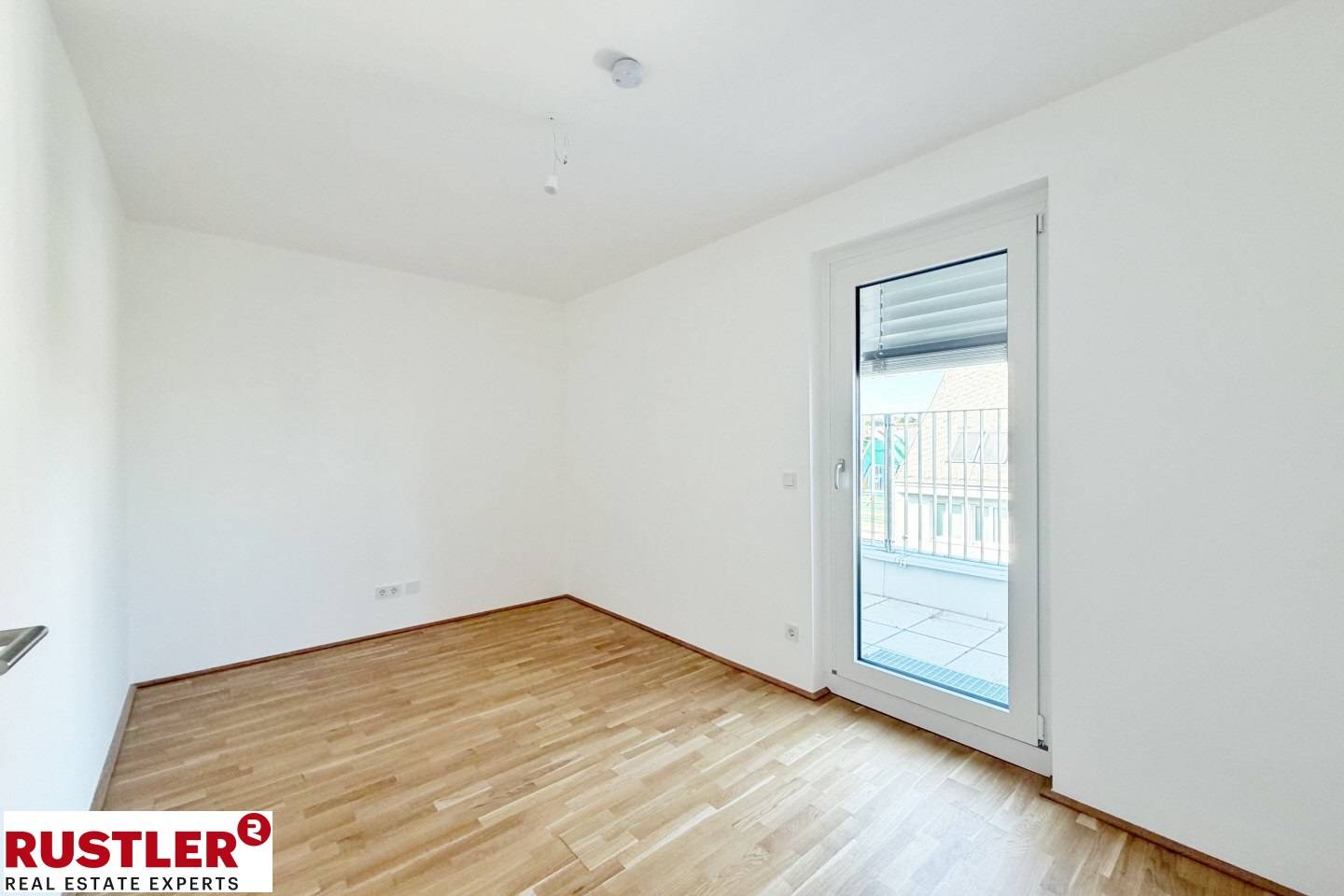 Bright Dachgeschosswohnung with terrace and green view