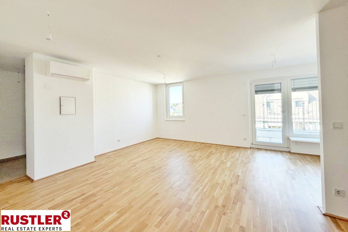 Bright Dachgeschosswohnung with terrace and green view