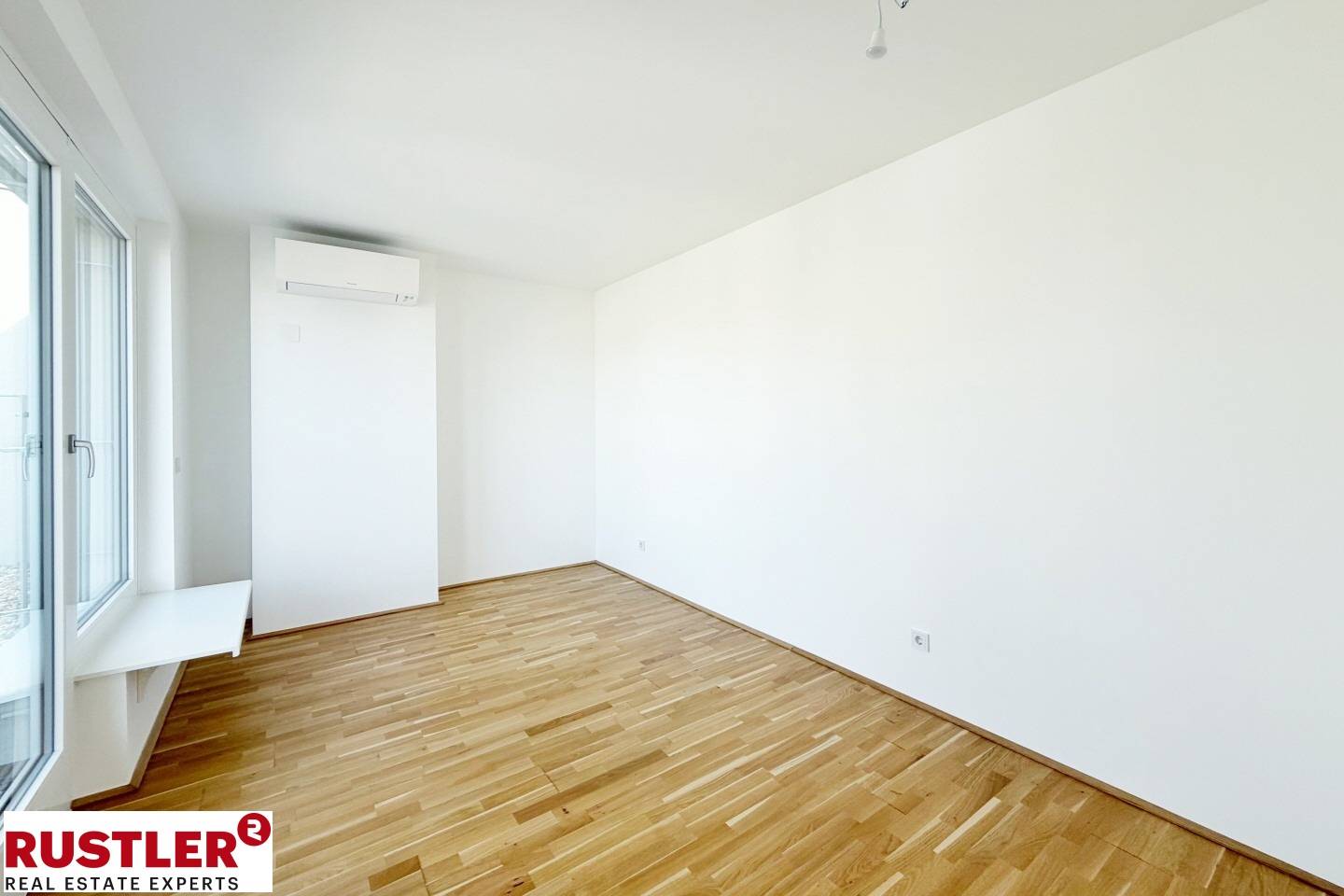 Bright Dachgeschosswohnung with terrace in a green setting