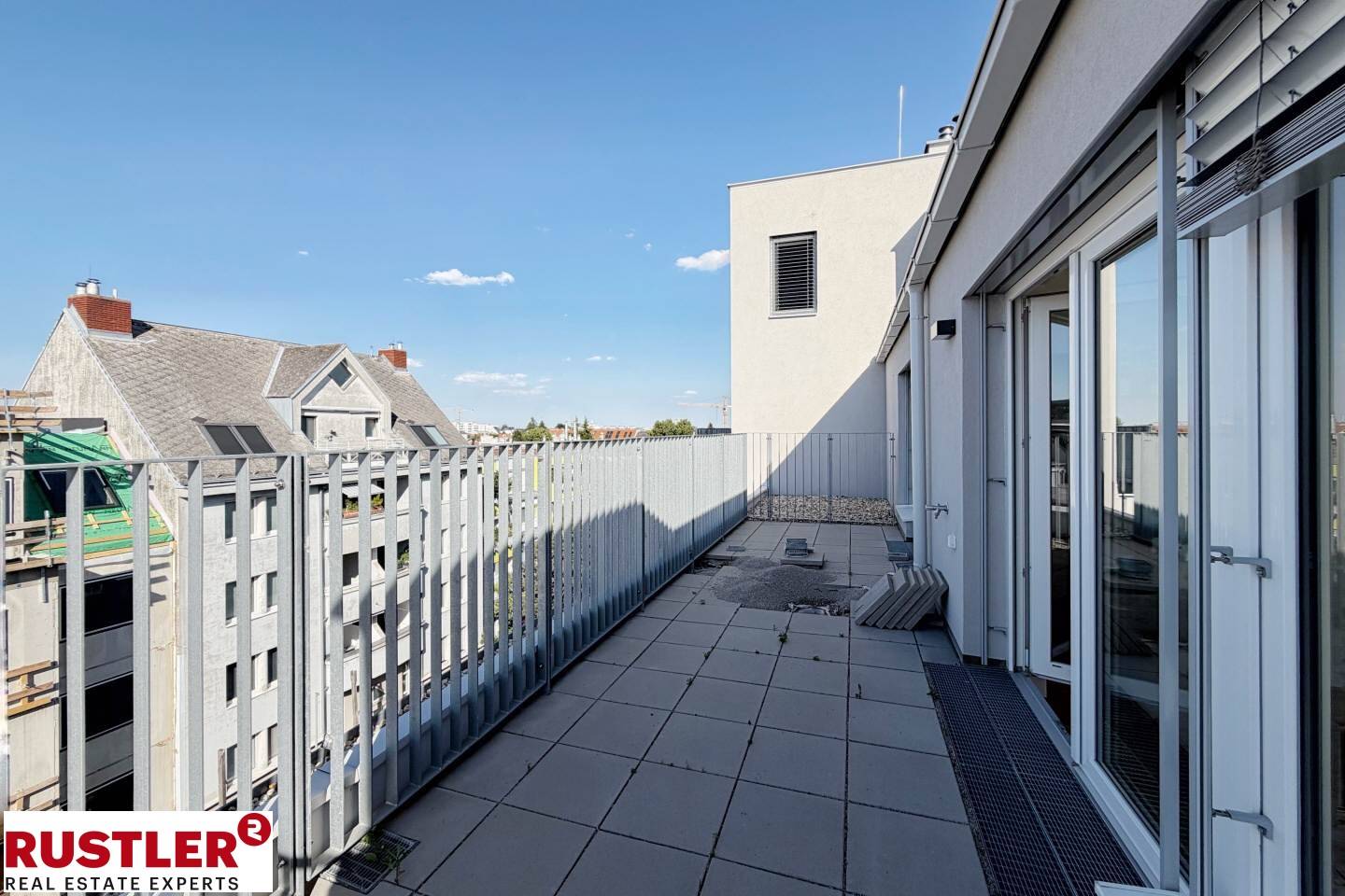 Bright Dachgeschosswohnung with terrace in a green setting