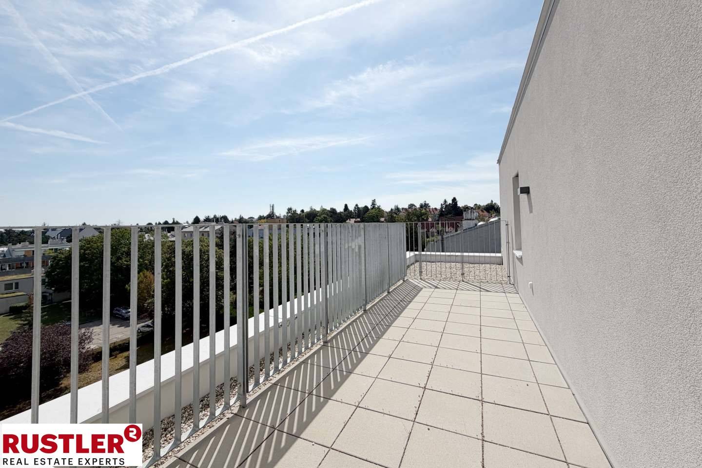 Lichtdurchflutete Dachgeschosswohnung mit Terrasse in grüner Lage