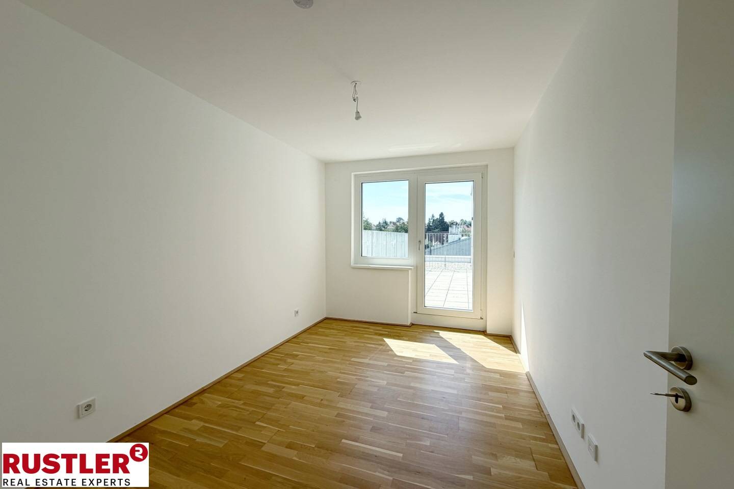 Lichtdurchflutete Dachgeschosswohnung mit Terrasse in grüner Lage