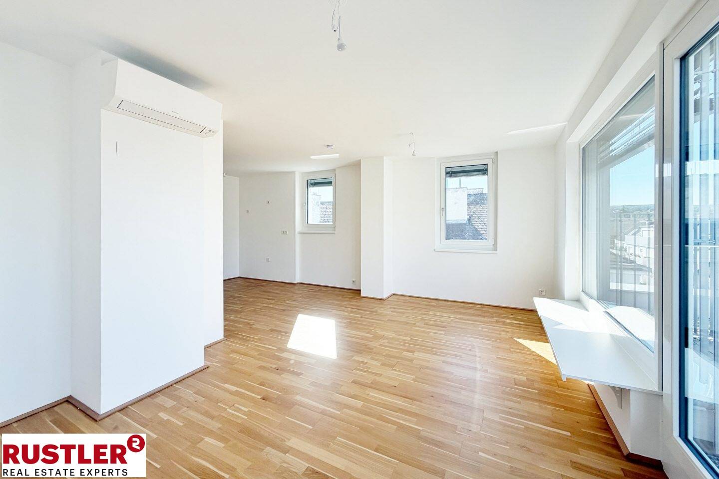 Bright Dachgeschosswohnung with terrace in a green setting