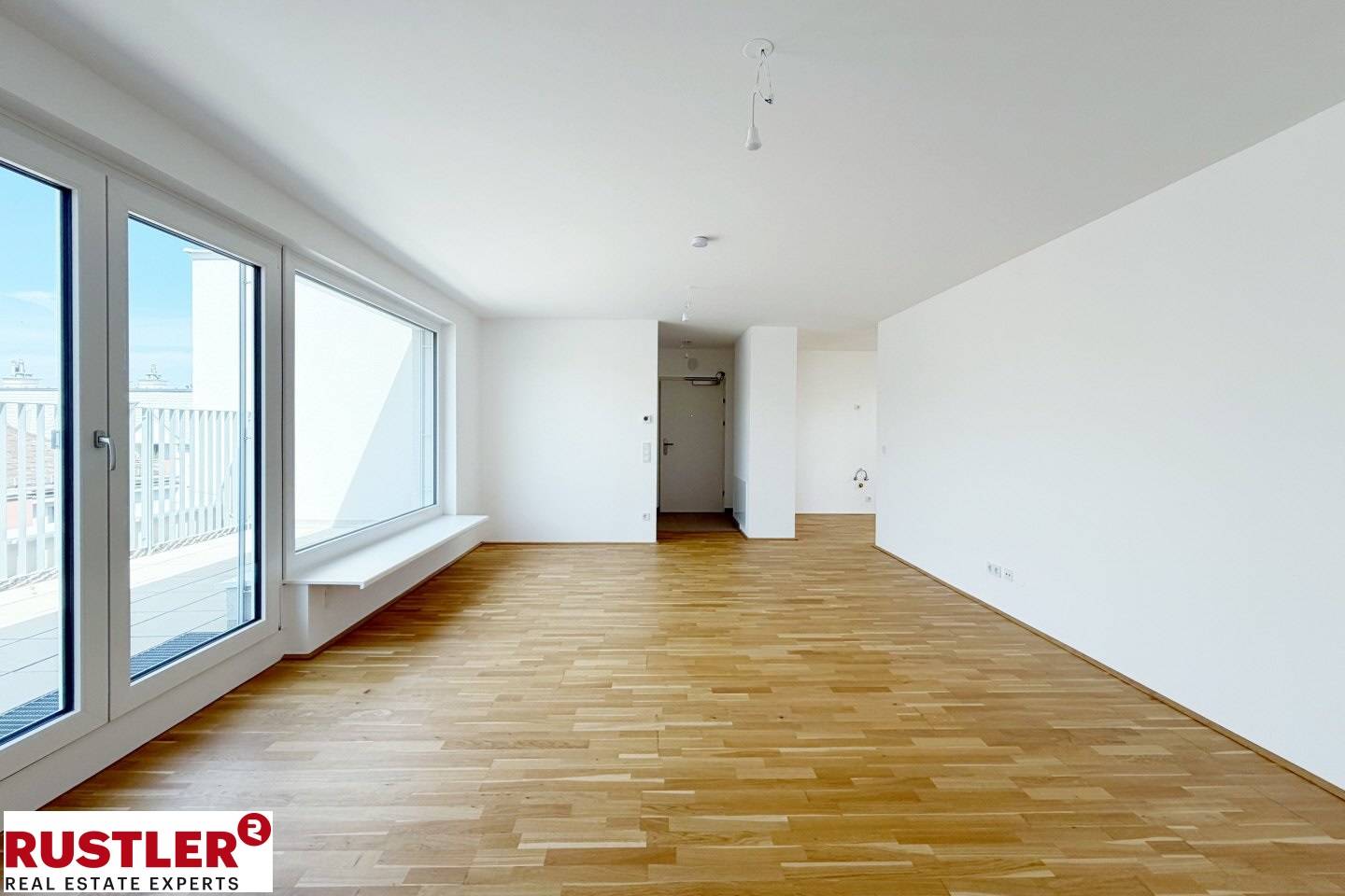 Lichtdurchflutete Dachgeschosswohnung mit Terrasse in grüner Lage