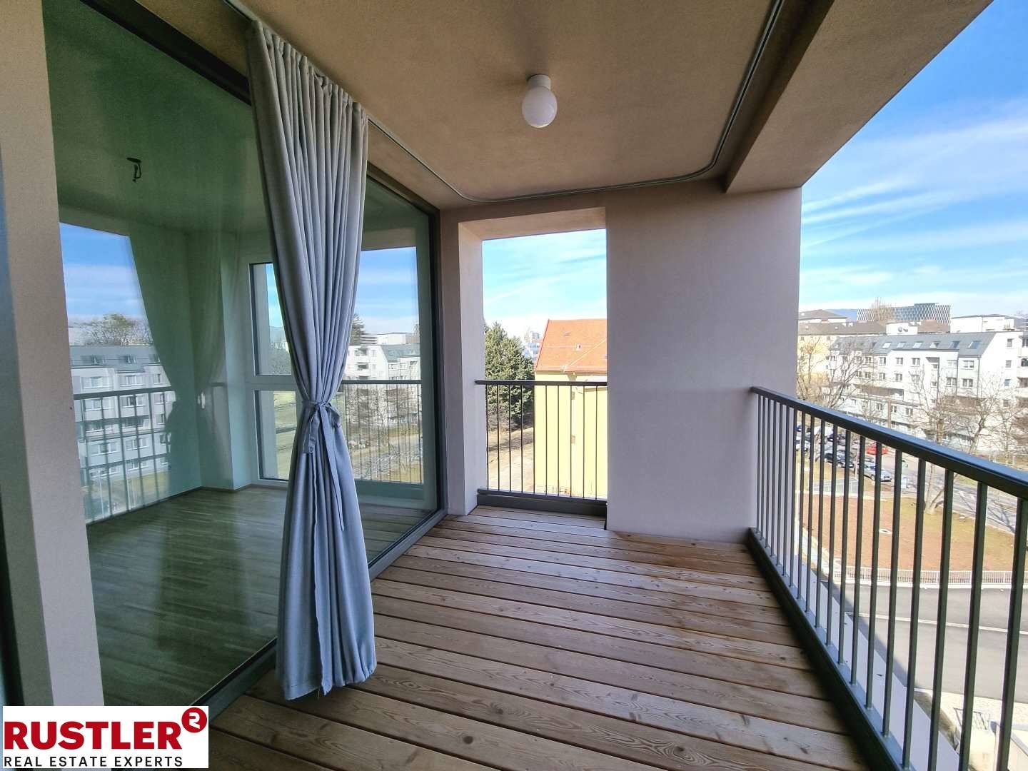 Bright Wohnung with river view and loggia