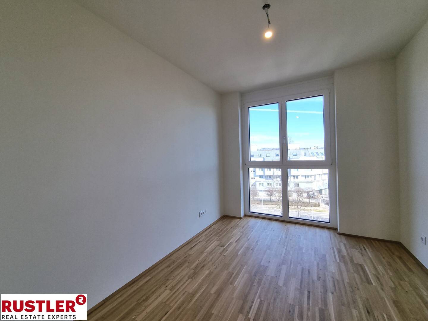 Bright Wohnung with river view and loggia