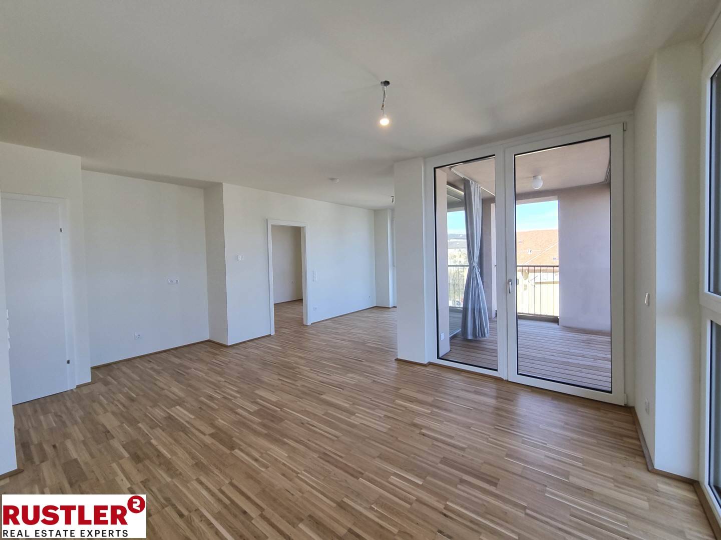 Bright Wohnung with river view and loggia