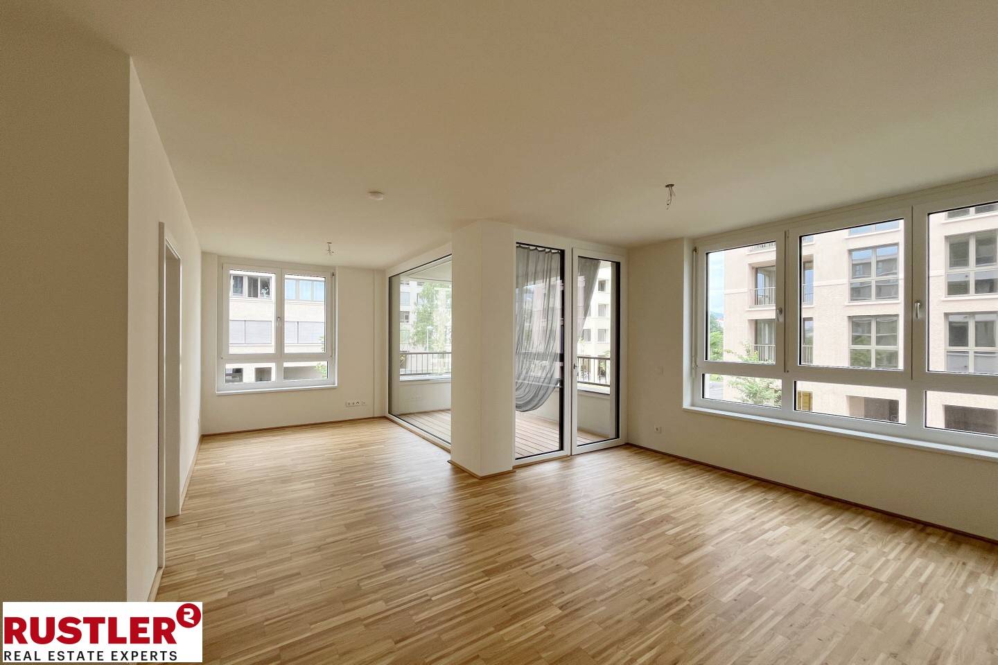 Light flooded apartment with peaceful loggia