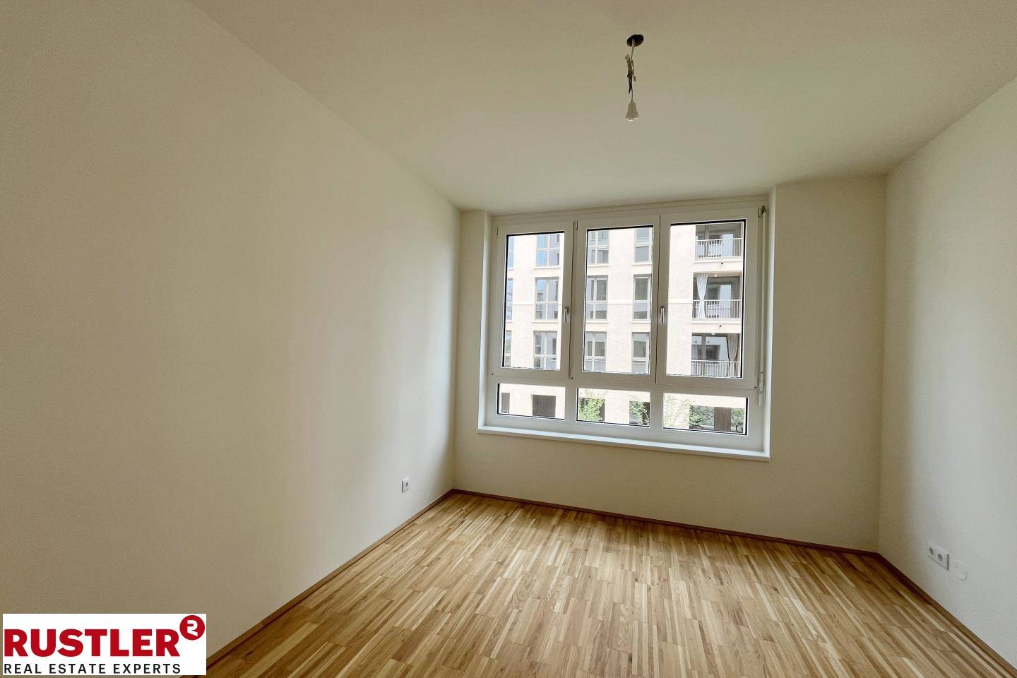 Light flooded apartment with peaceful loggia