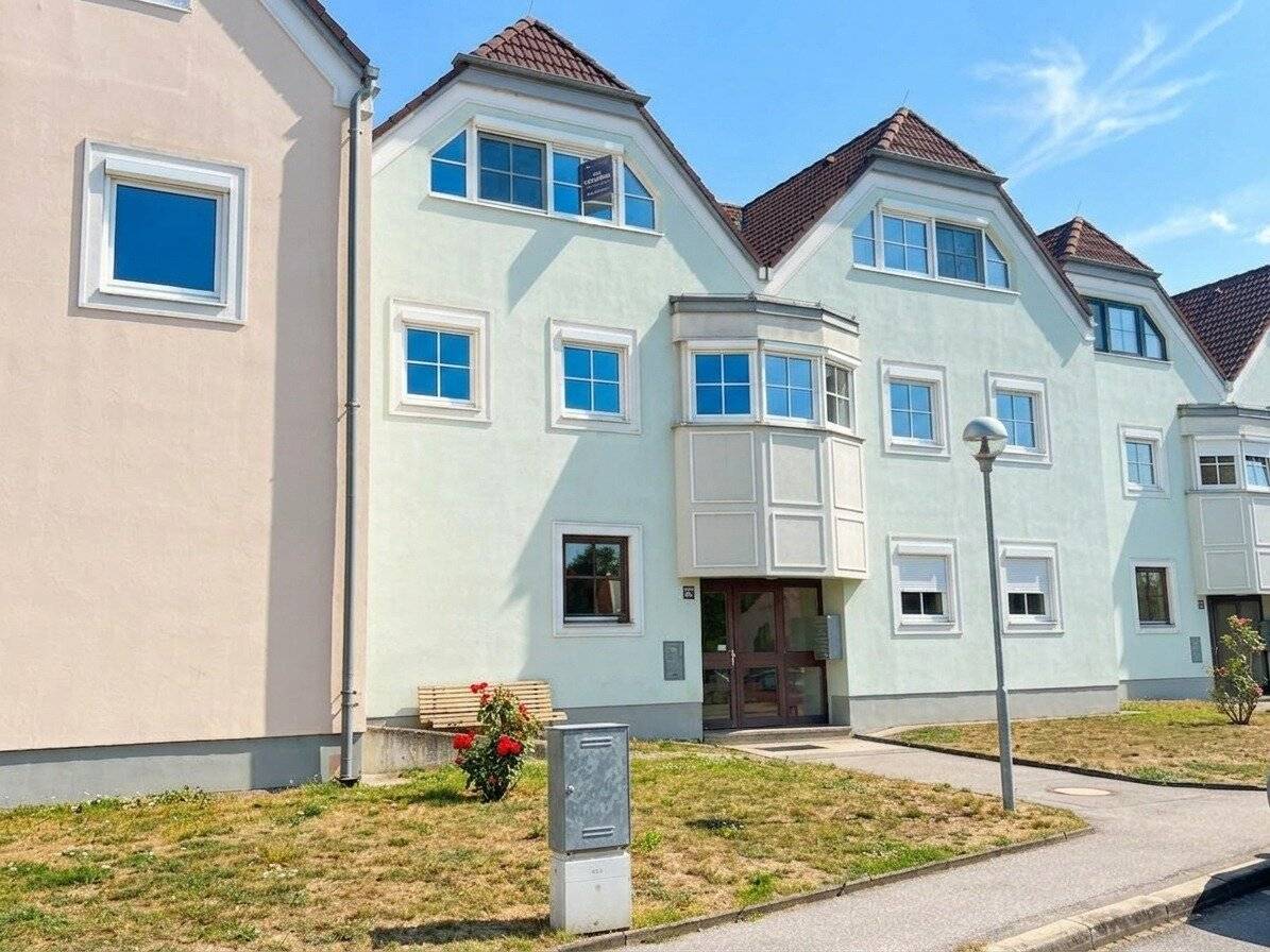 Living with Green View – cozy 2-room apartment with car parking space in Lanzendorf