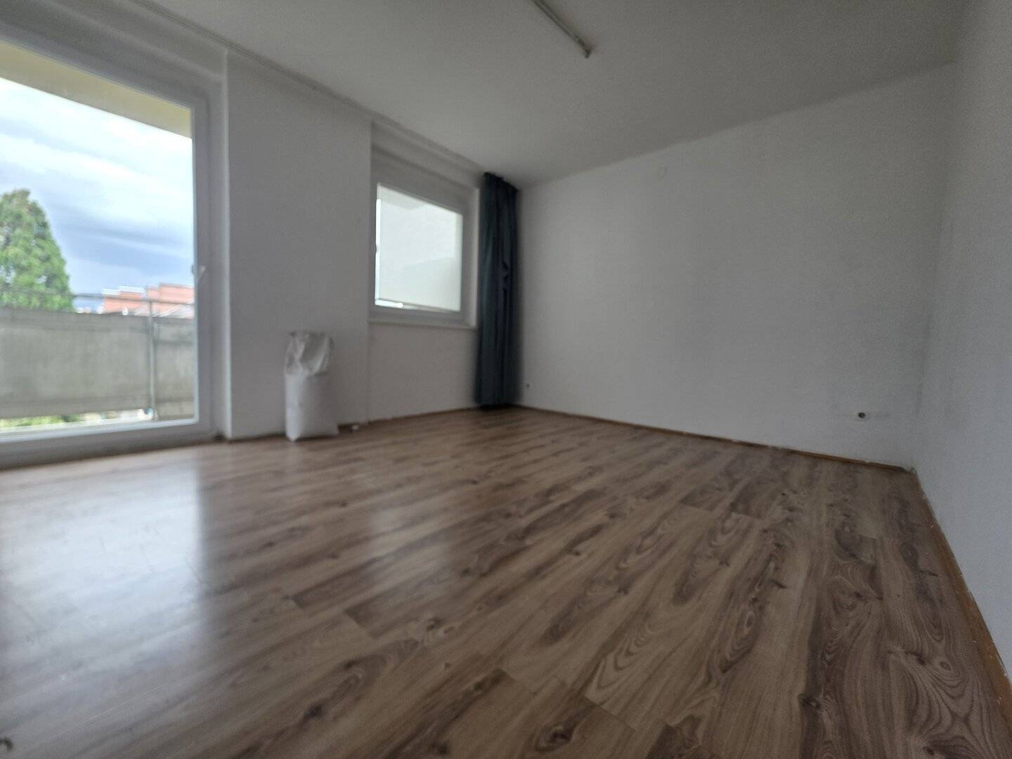 Spacious 99 m² apartment with two balconies, lift and private parking
