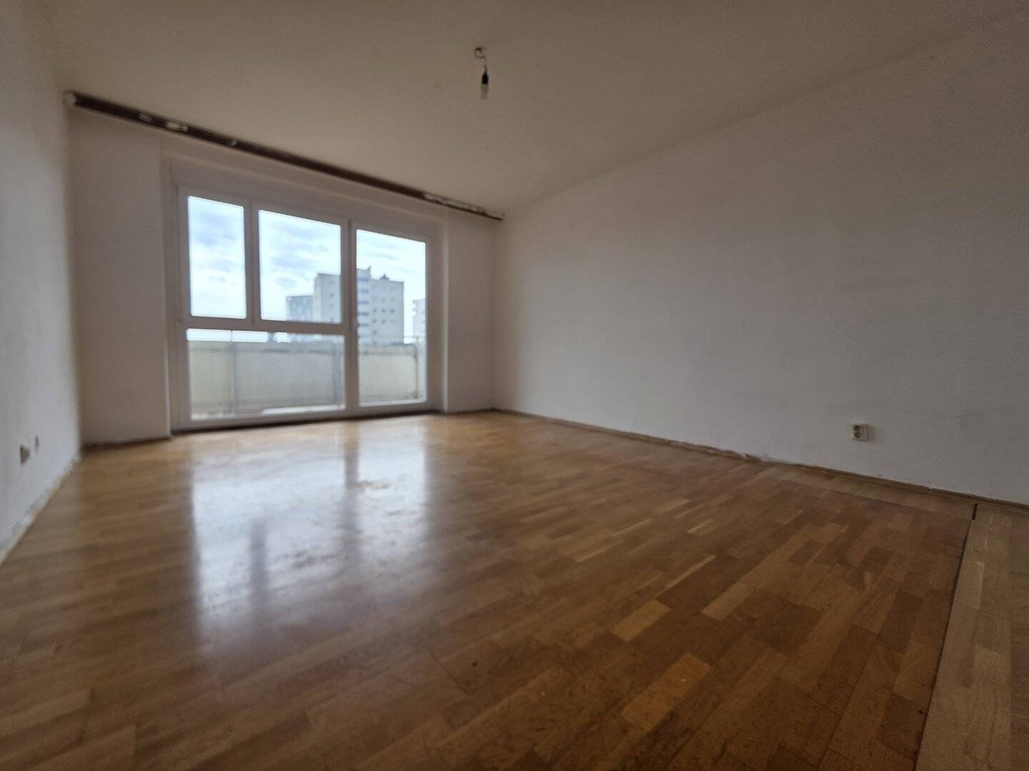 Spacious 99 m² apartment with two balconies, lift and private parking