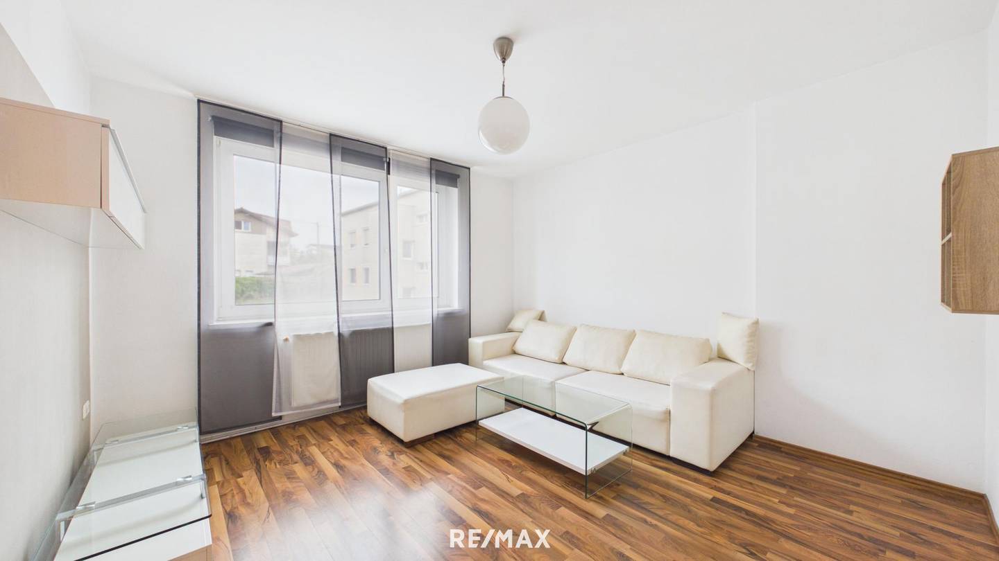 Quiet centrally located apartment with kitchen and parking