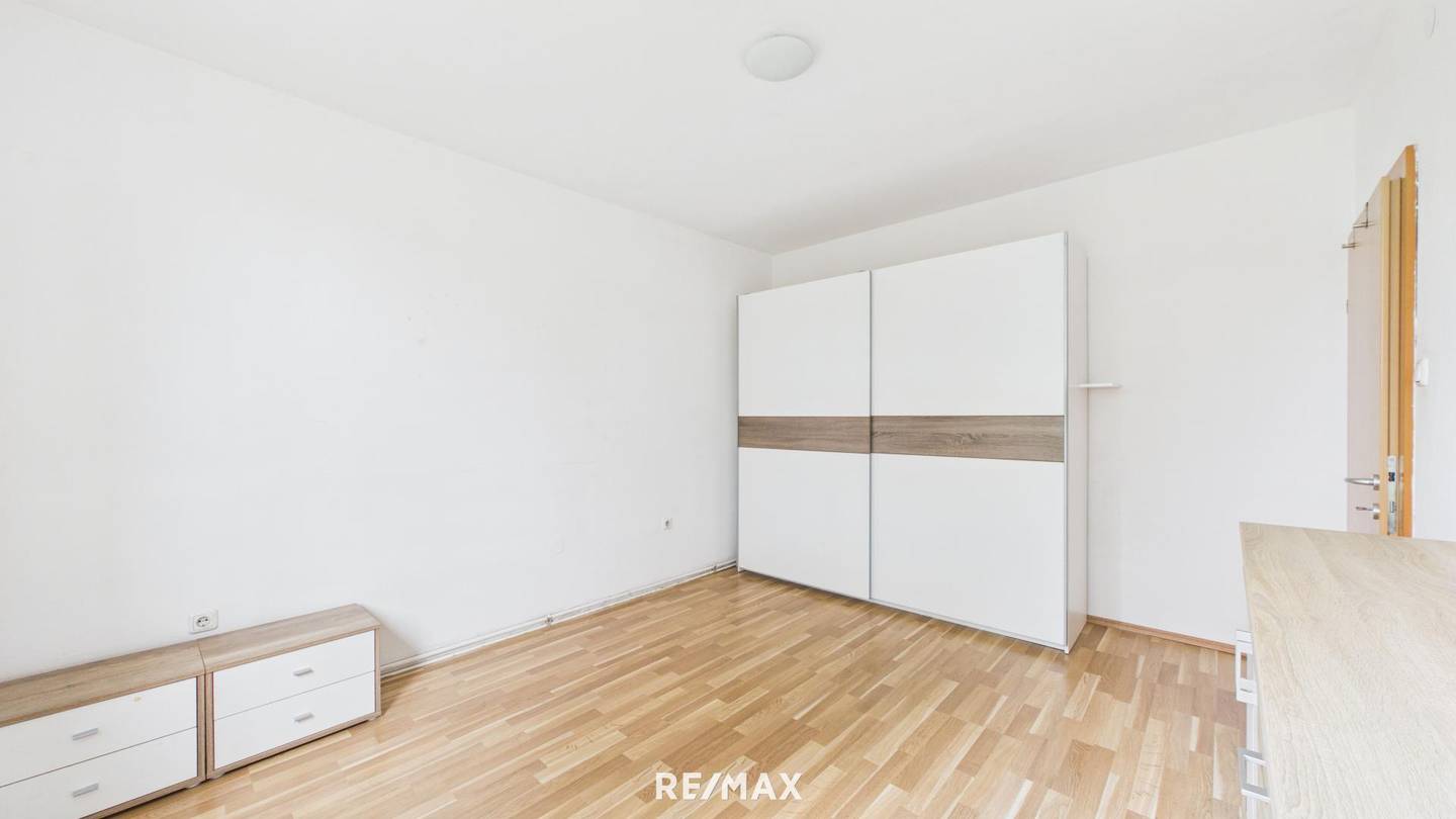 Quiet centrally located apartment with kitchen and parking