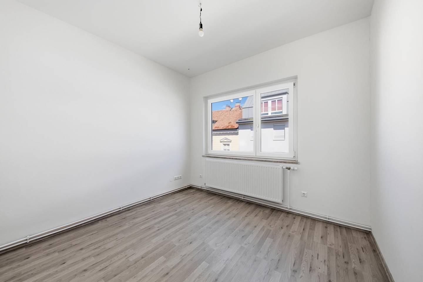 Lichtdurchflutete Garçonnière in zentraler Lage mit Einbauküche