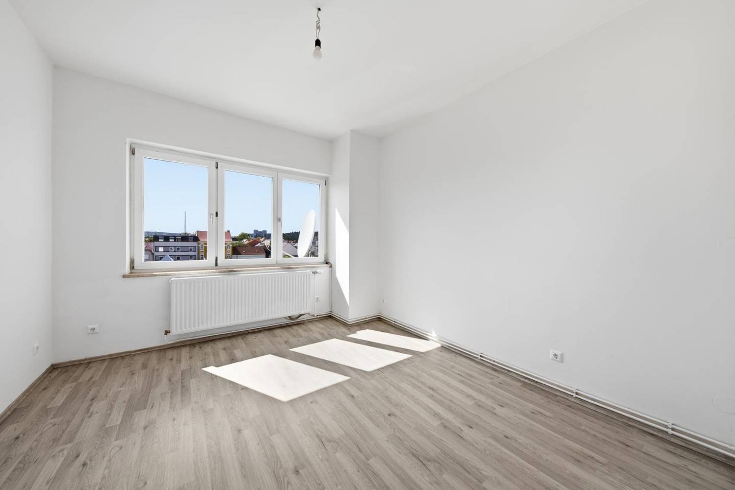 Lichtdurchflutete Garçonnière in zentraler Lage mit Einbauküche