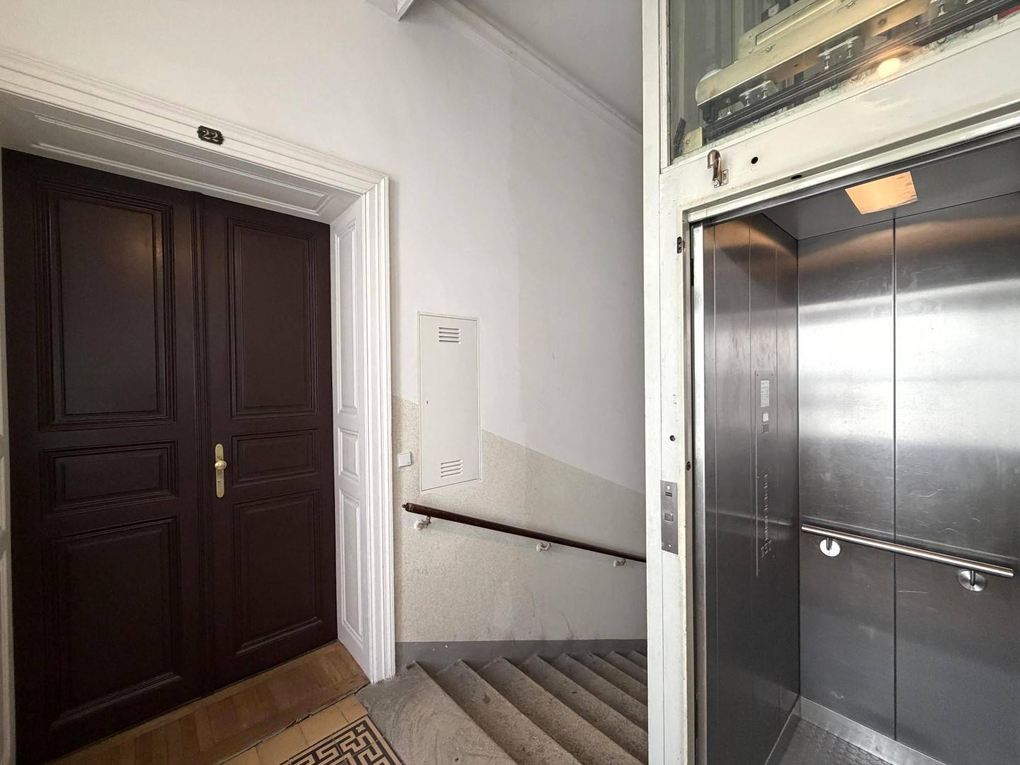 Stiegenhaus mit Lift / Wohnungseingang