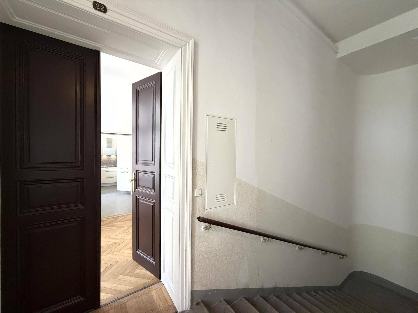 Stiegenhaus mit Lift / Wohnungseingang