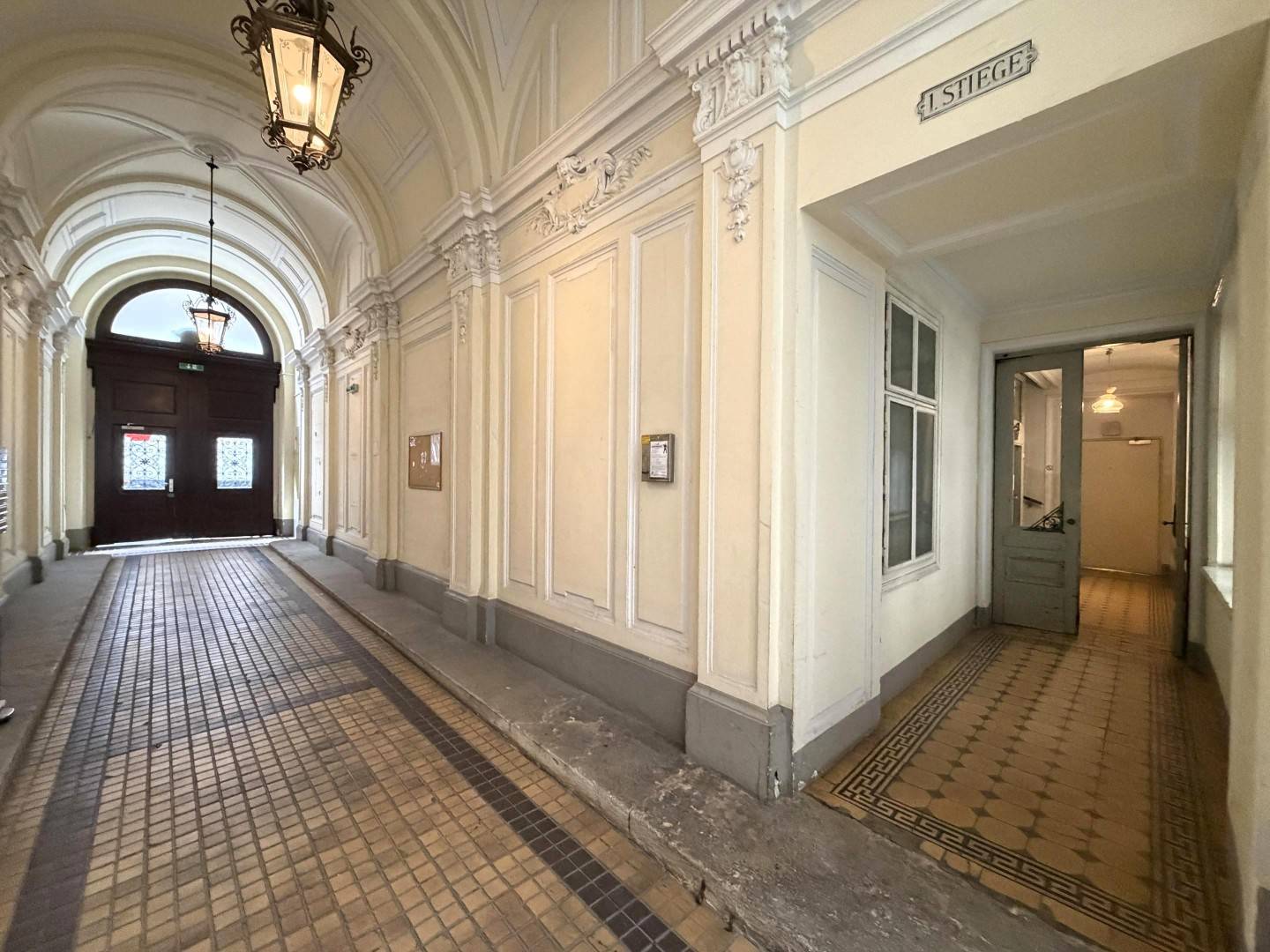 Großzügige Altbauwohnung nahe Karlsplatz mit Lift