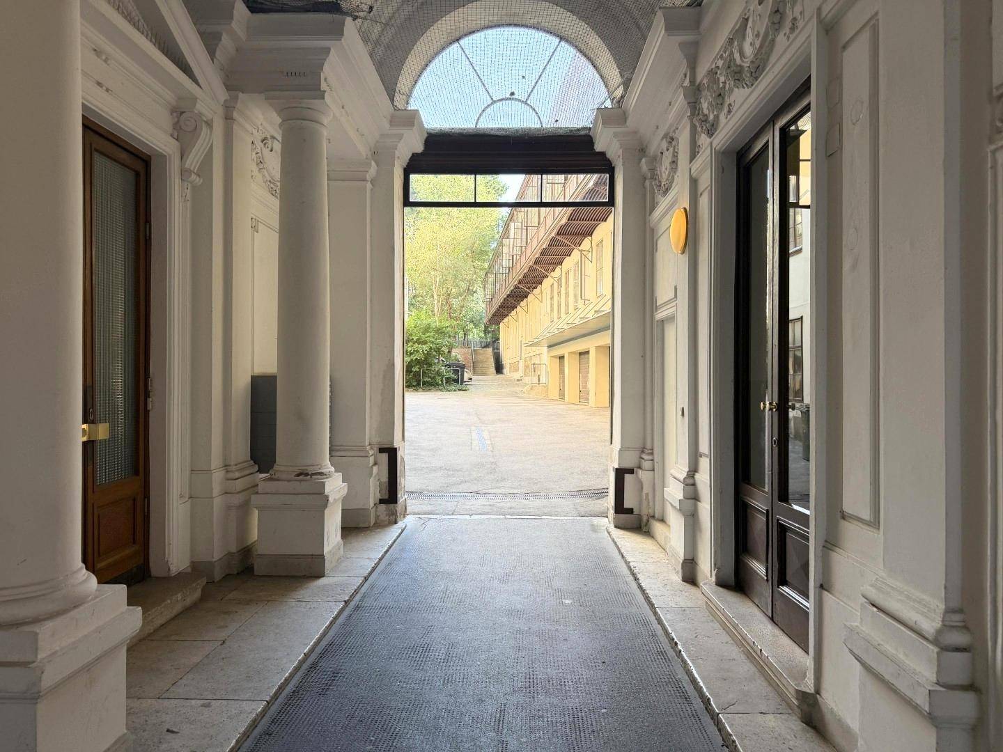 Hofseitige Altbauwohnung mit Fischgrätparkett