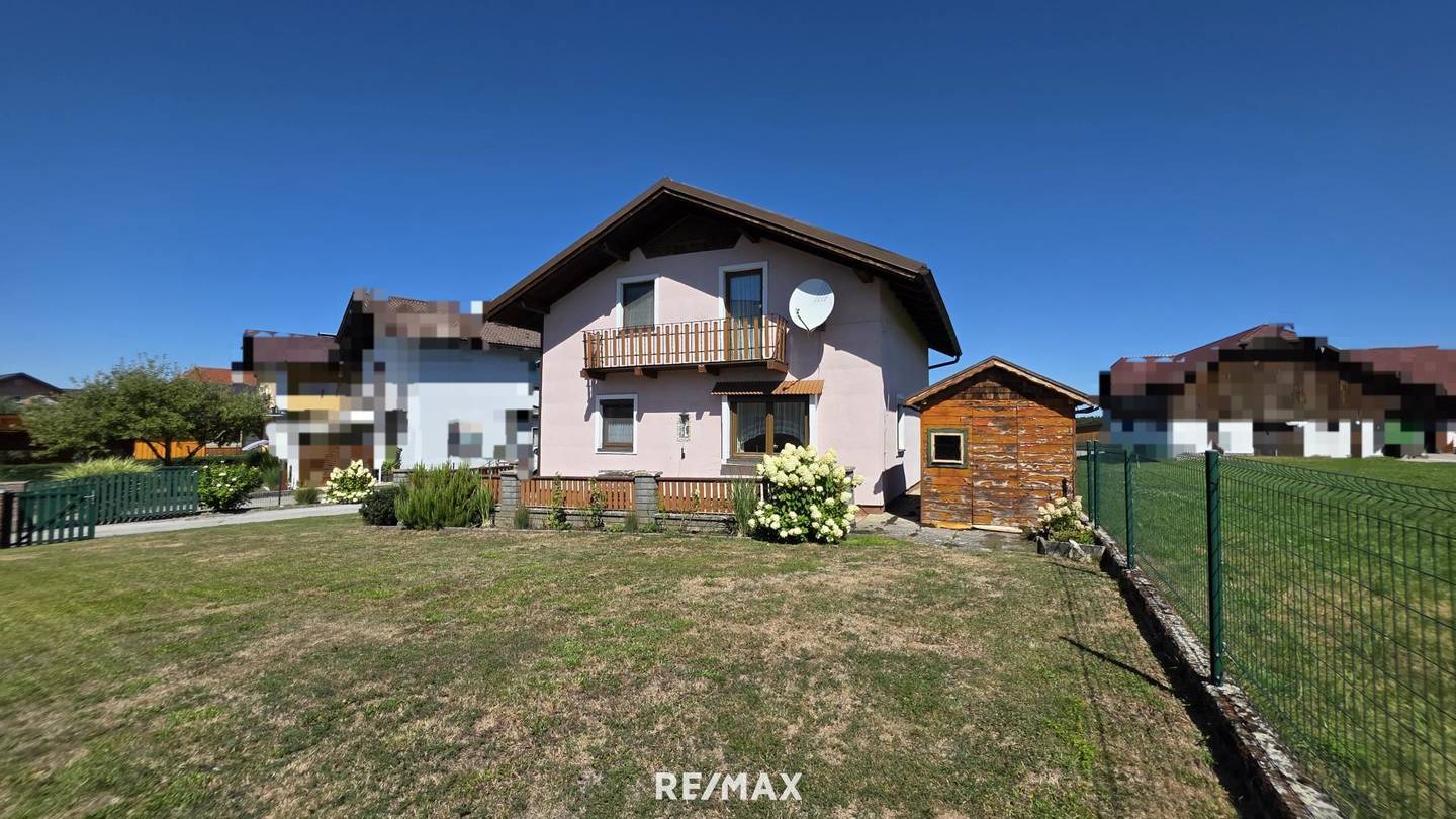 Sanierungsbedürftige Familienwohnung mit Garten und Garage