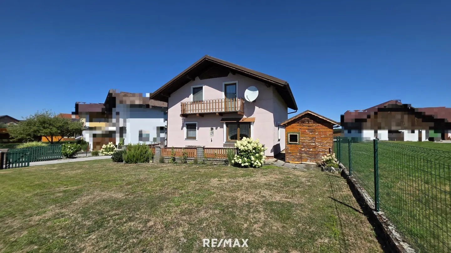 Family apartment with private garden and garage