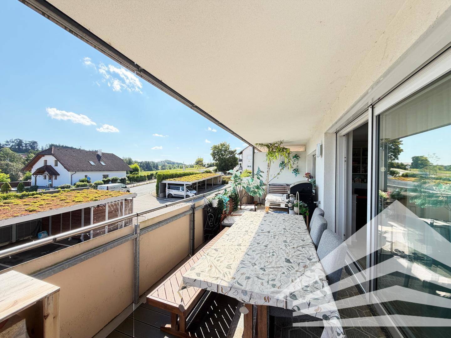 Bright apartment with large balcony and underground parking