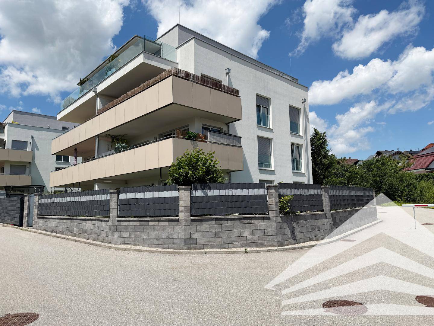 Bright apartment with large balcony and underground parking