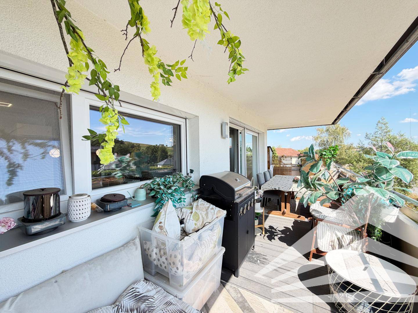 Bright apartment with large balcony and underground parking