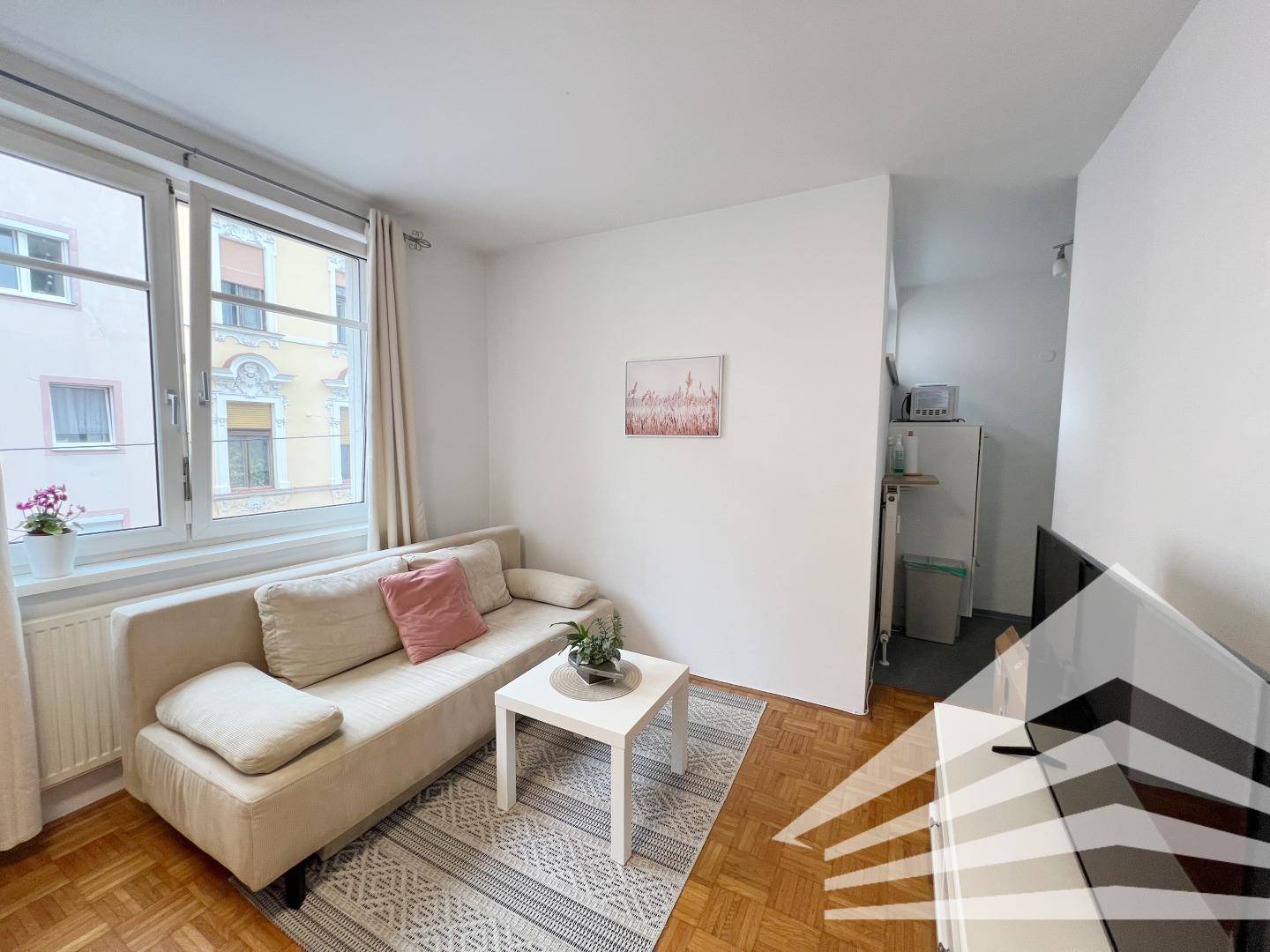 Fully furnished garçonnière with green courtyard