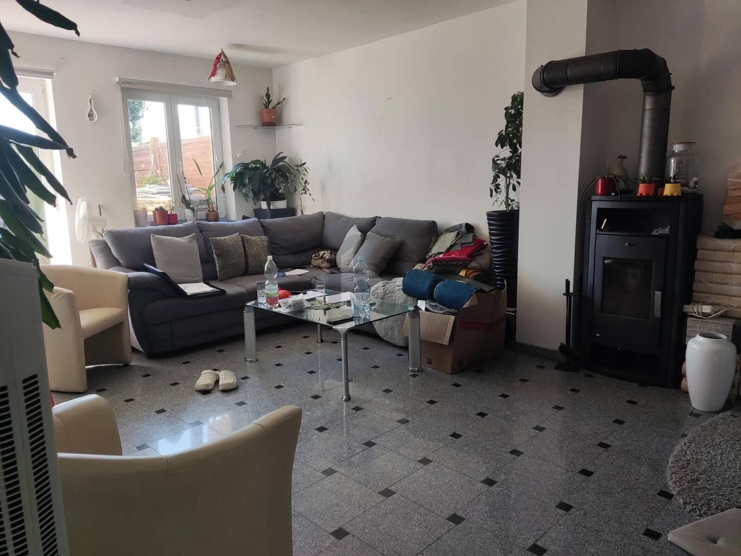 Family apartment with garden and fireplace in a green setting