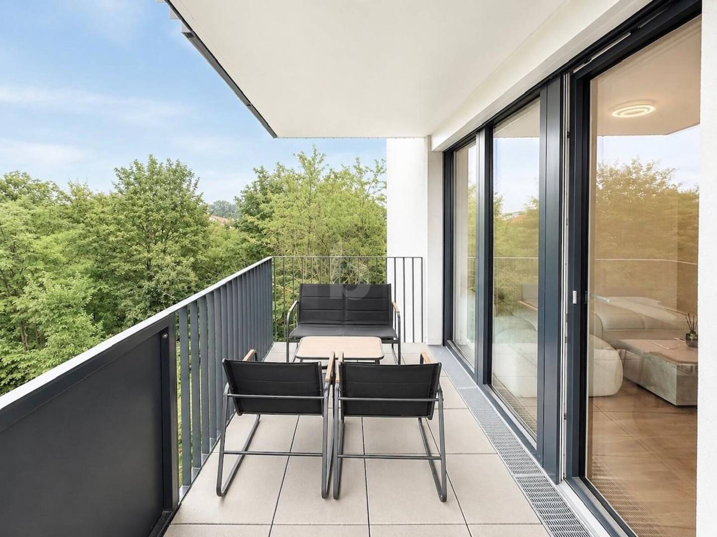 Lichtdurchflutete Wohnung mit großem Balkon und Blick ins Grüne