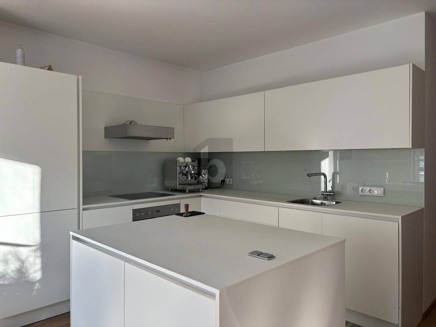 Sonnige dachgeschosswohnung mit großer terrasse und naturblick