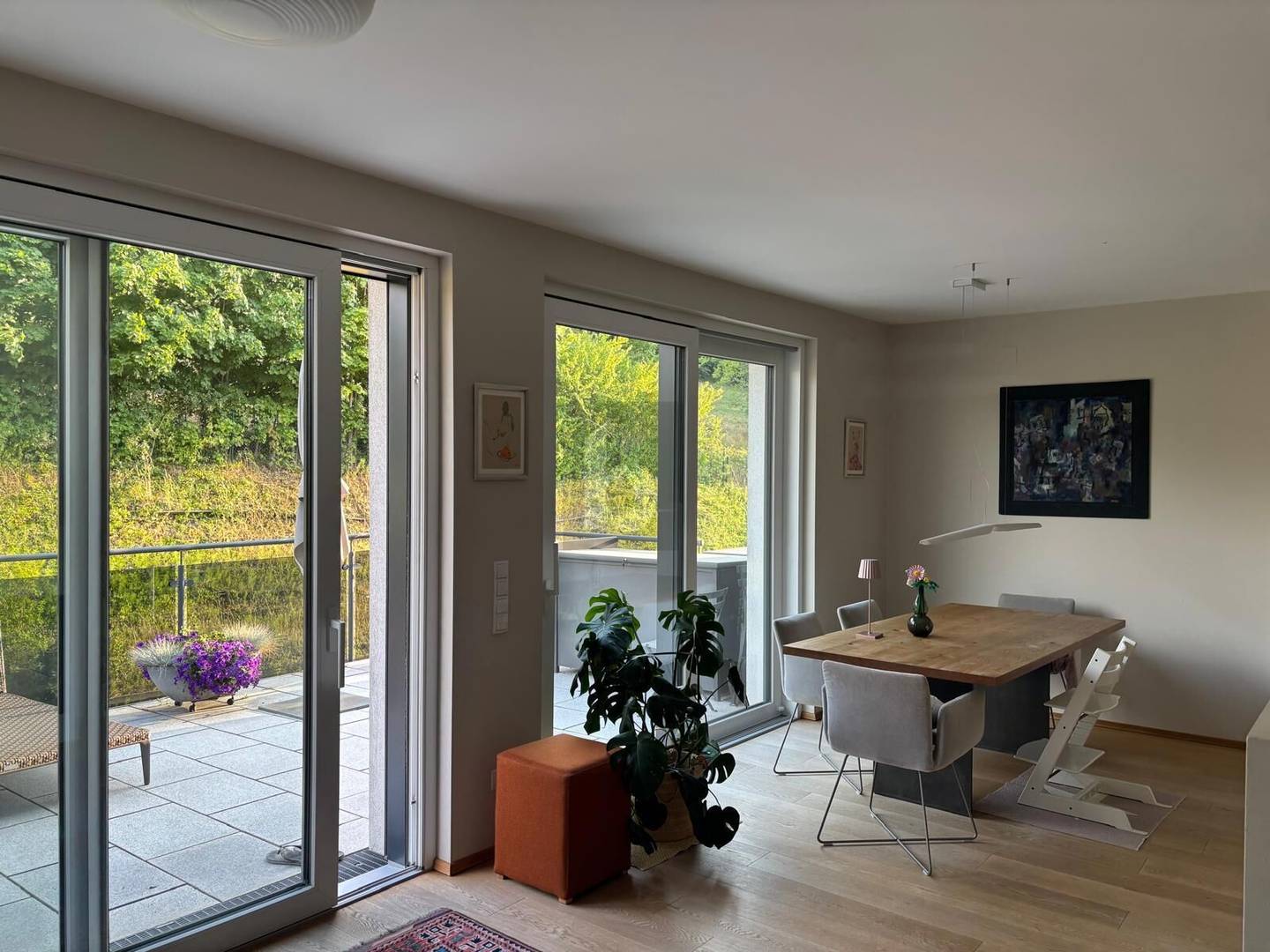 Sonnige dachgeschosswohnung mit großer terrasse und naturblick