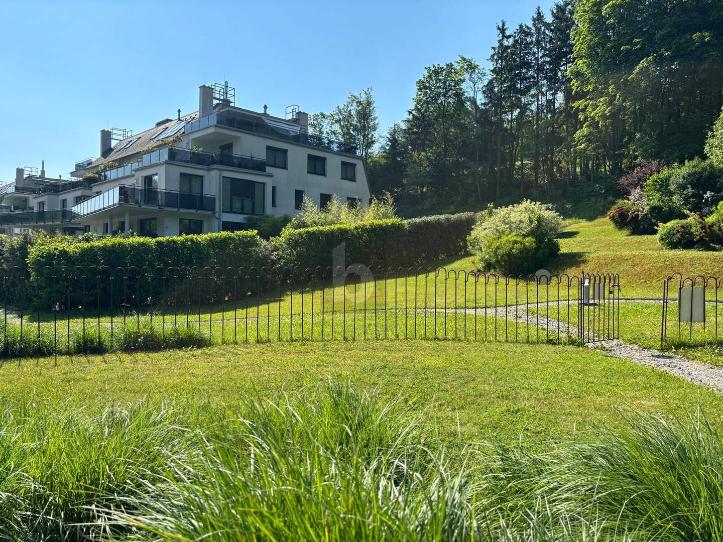 Sonnige dachgeschosswohnung mit großer terrasse und naturblick