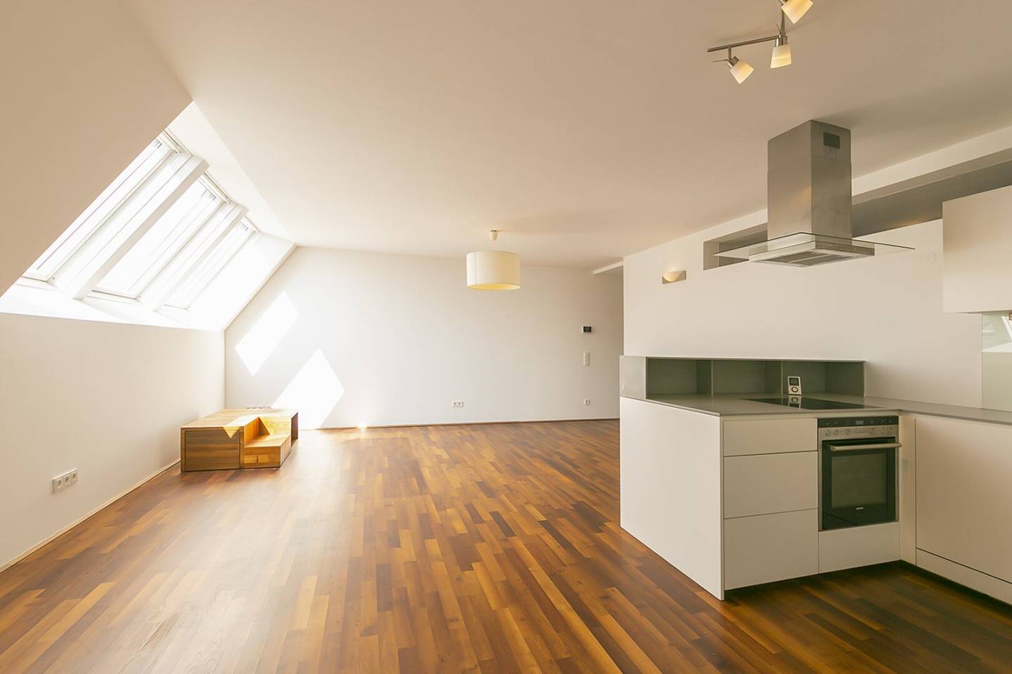 Gersthofer Straße - 3 Zimmer DG mit hofseitigem Balkon