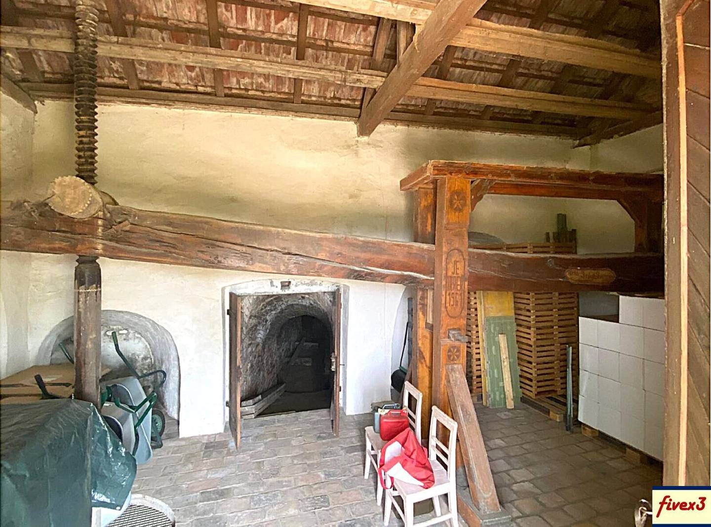 Wine cellar and orchard in absolute quiet location near Großweikersdorf in the Weinviertel for sale