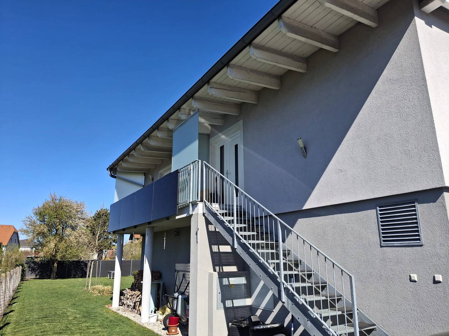 Großzügige Wohnung mit Garten und Garage