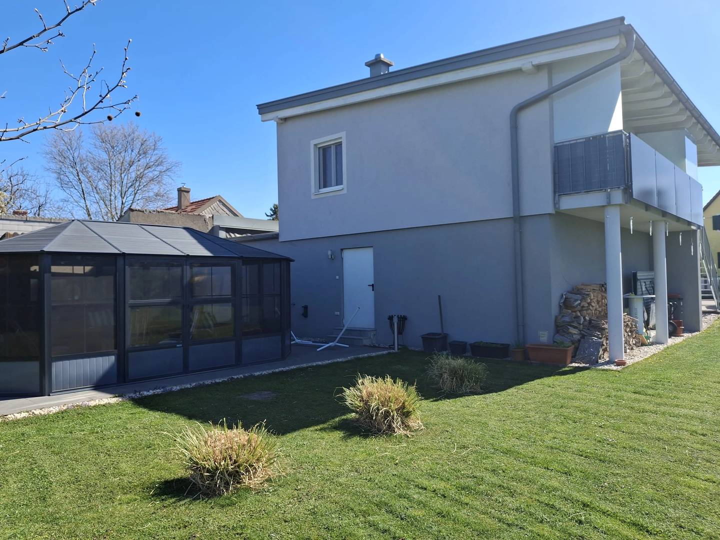Großzügige Wohnung mit Garten und Garage