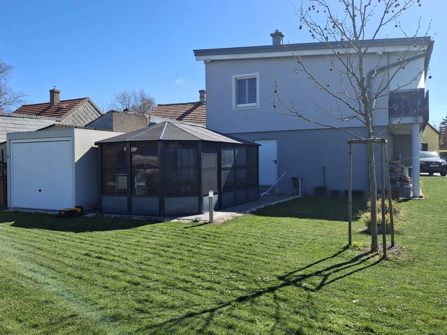 Großzügige Wohnung mit Garten und Garage