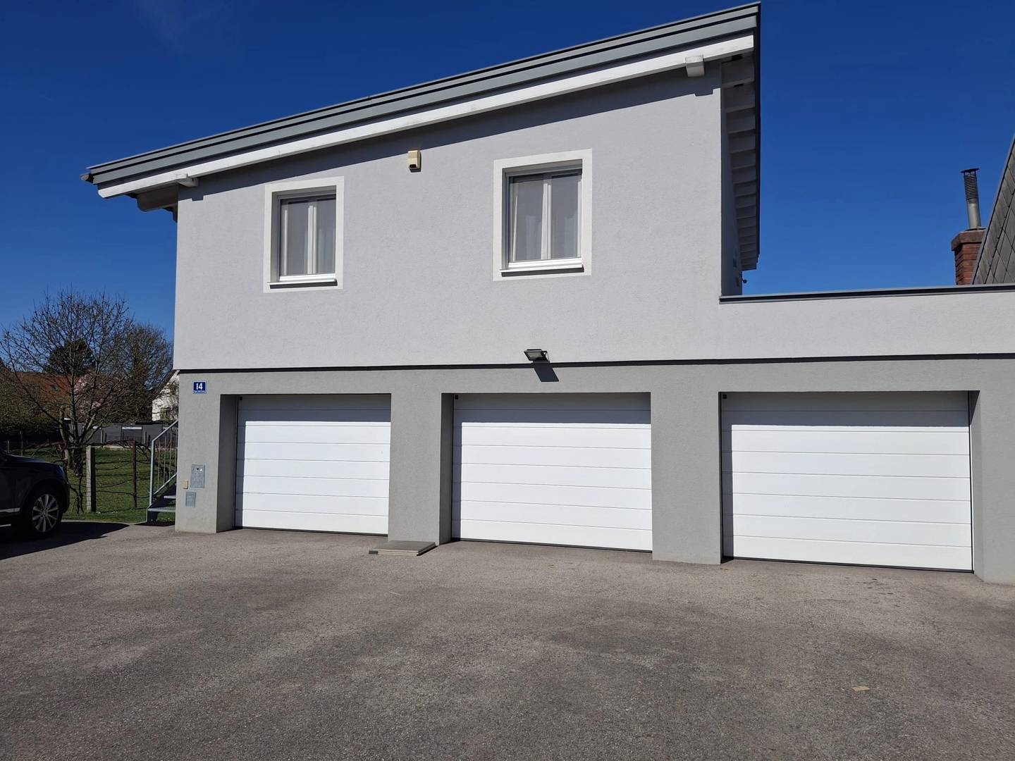 Großzügige Wohnung mit Garten und Garage