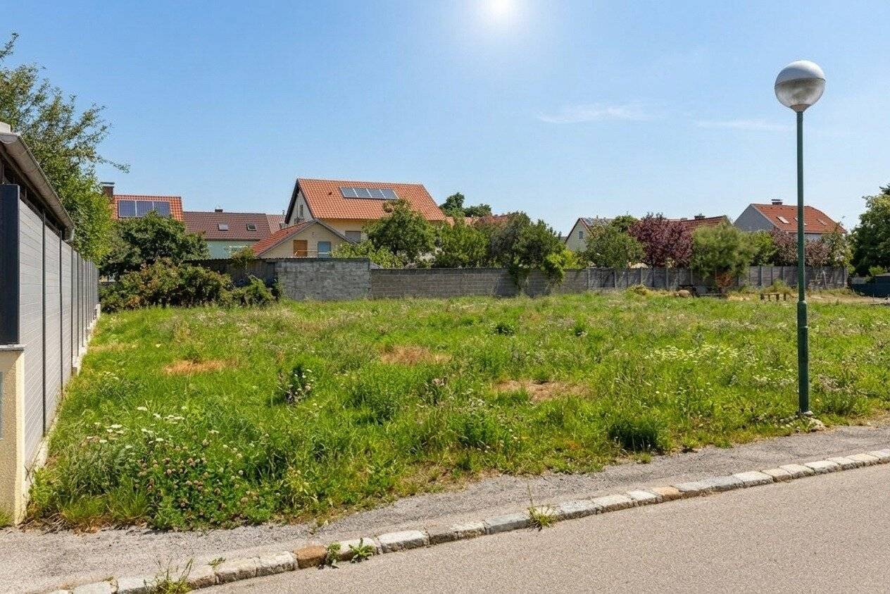 Level building plot in the centre of Tulln - development contribution paid