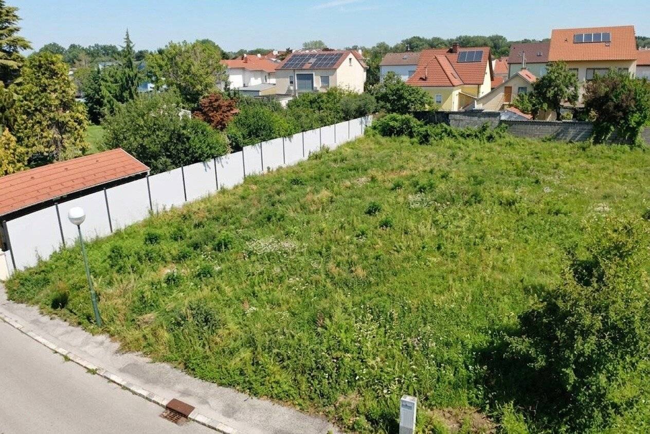 Level building plot in the centre of Tulln - development contribution paid