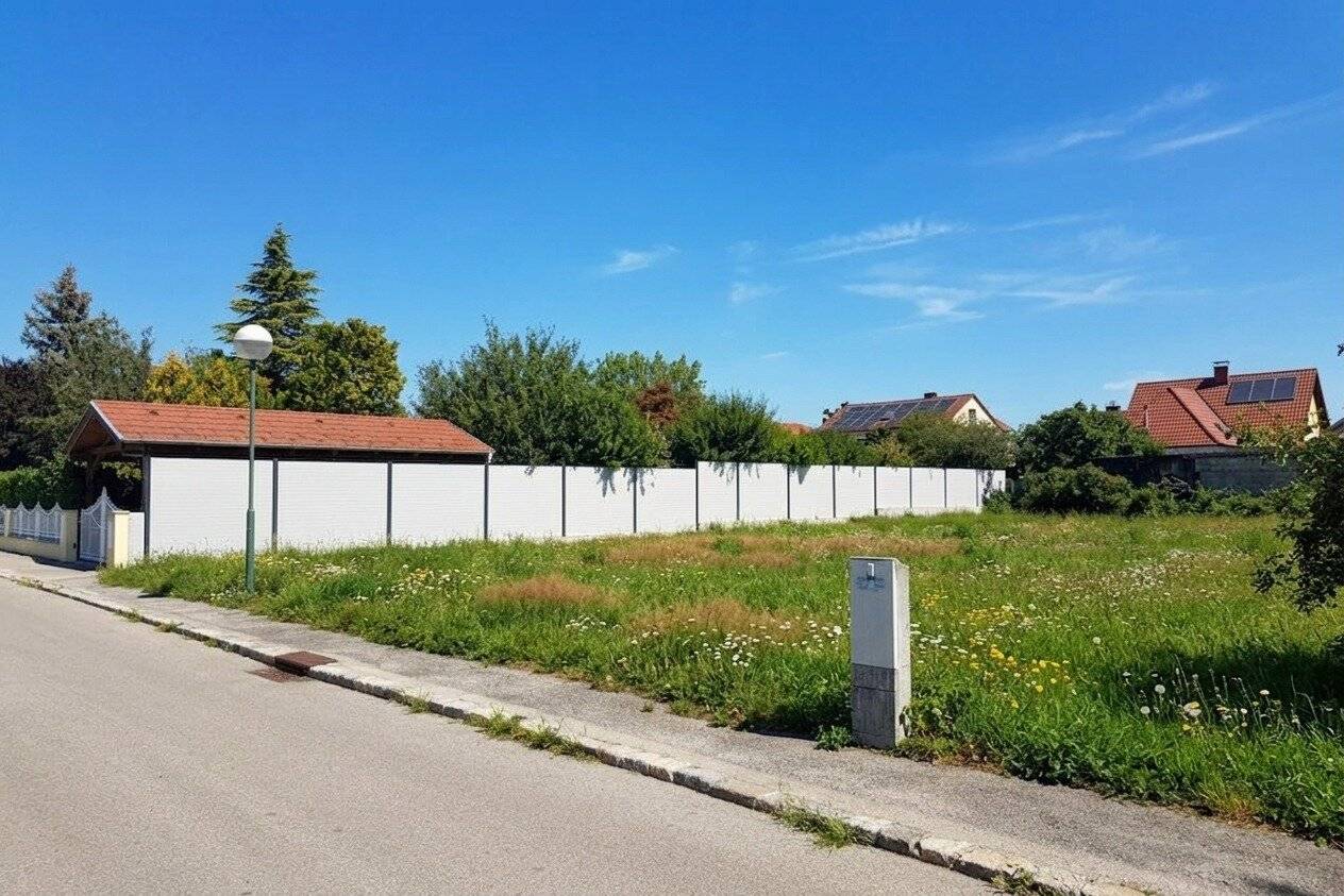 Level building plot in the centre of Tulln - development contribution paid