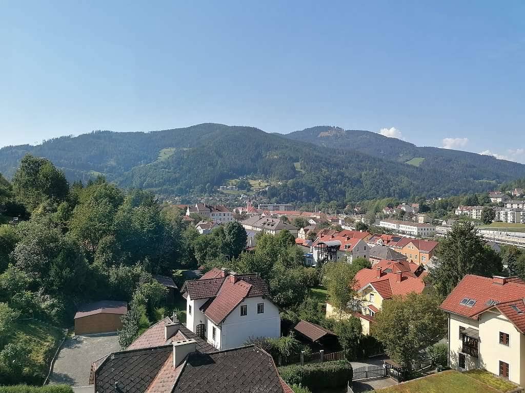 Lichtdurchflutete Wohnung mit Bergblick und Einbauküche