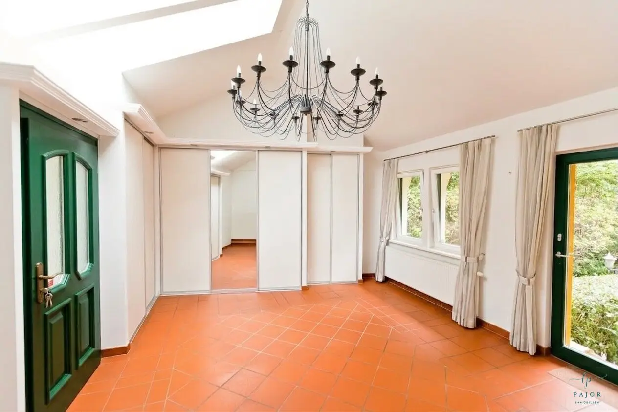 Großes Anwesen mit gepflegtem Bungalow im Stil einer Villa und Poolhaus - Breitenfurt bei Wien