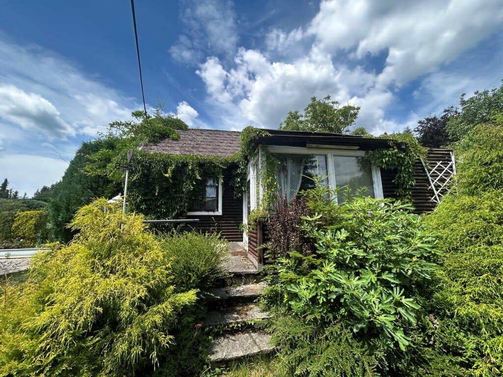 old weekend house on building plot in a quiet location on the outskirts of Gablitz